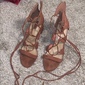 Lace up thick heeled Sandals